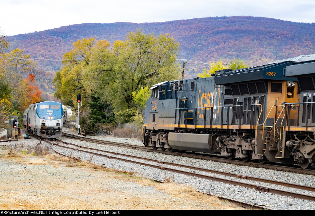 AMTK 39 meets CSX 3267